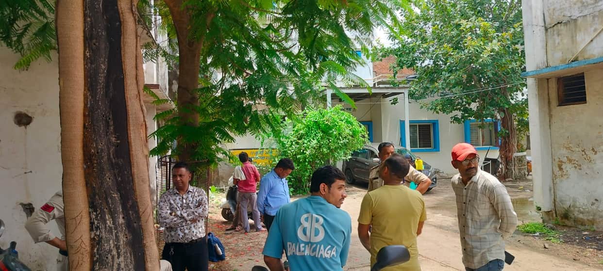 B.Tech student, being blackmailed via a Pakistani number, hangs himself in a lodge