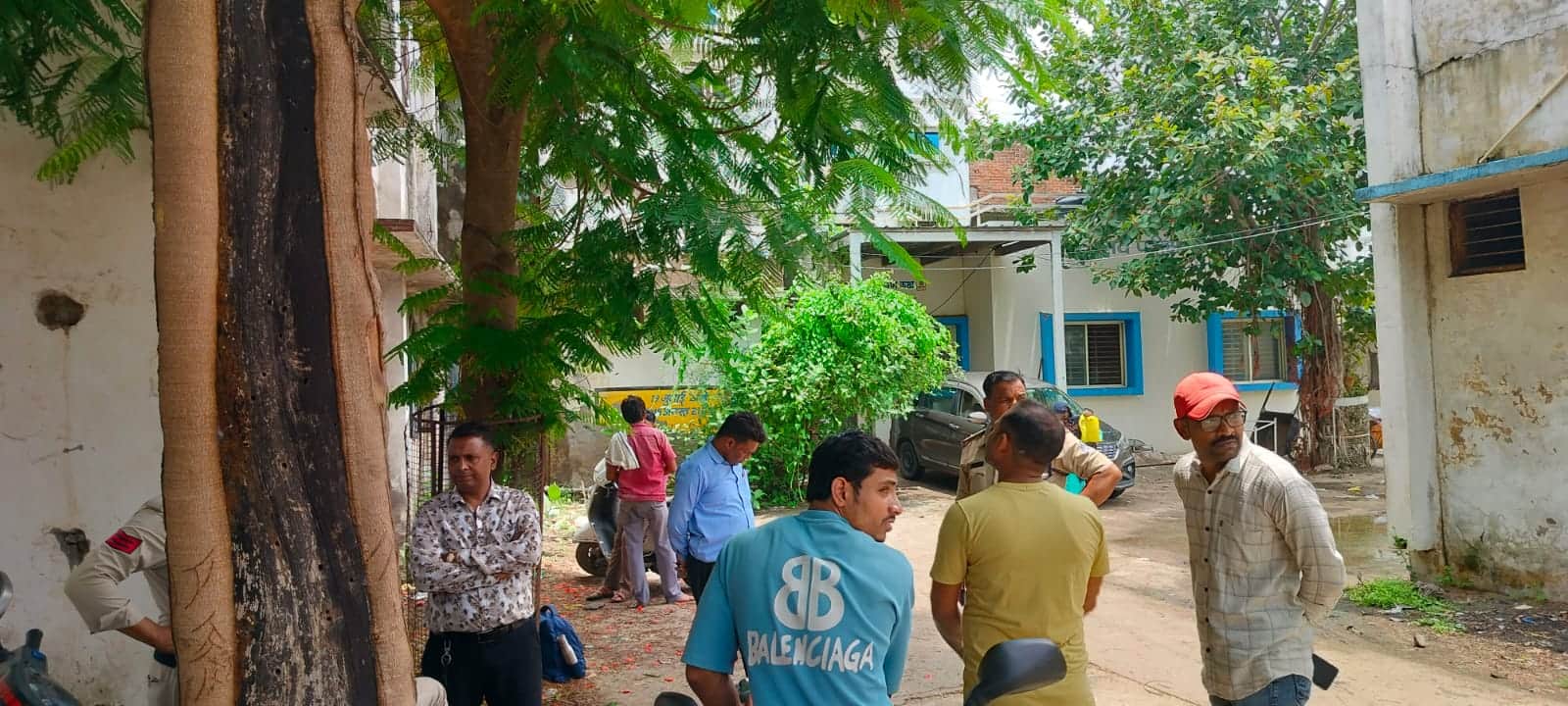 लॉज के बाहर जुटे लोग