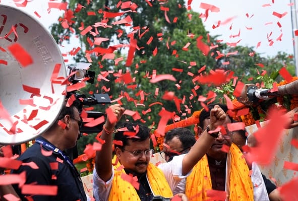 Crowds turned out to welcome Nitin Navin in Lucknow; he was welcomed at 42 locations.
