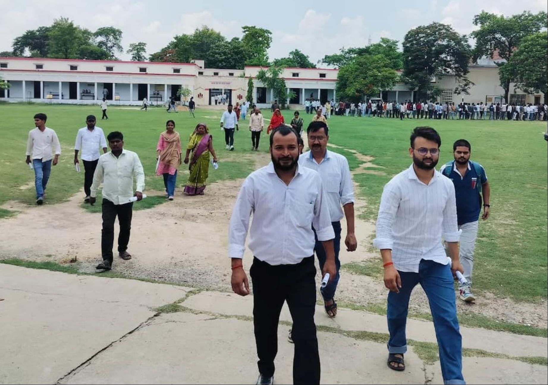 महाराज सिंह इंटर कॉलेज से परीक्षा देकर बाहर निकलते अभ्यर्थी।    -संवाद