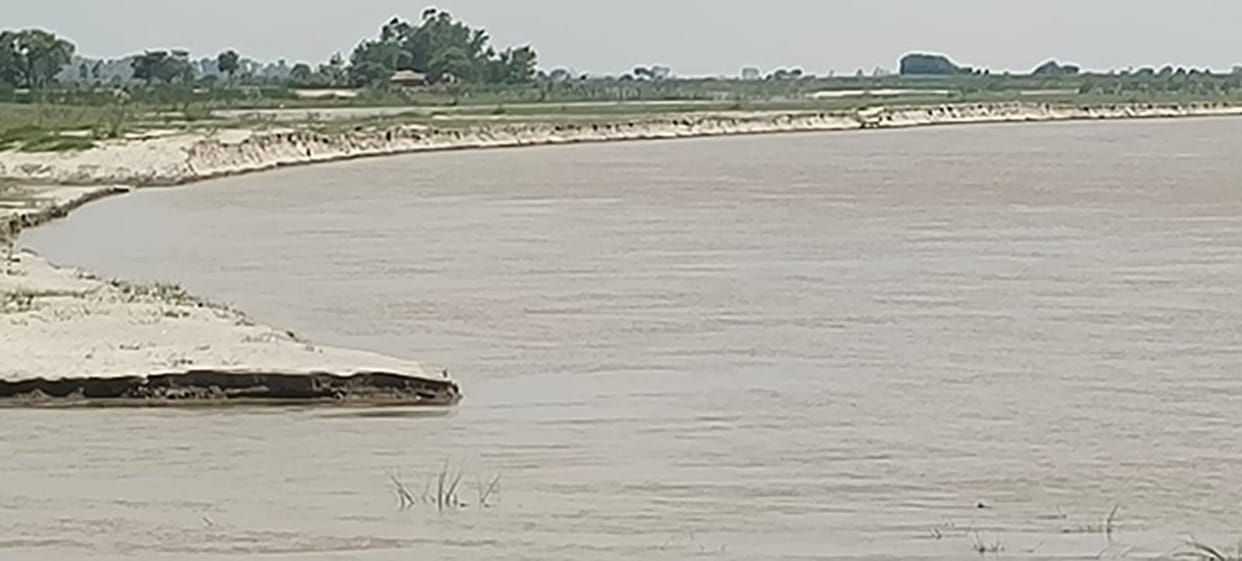 46,380 cusecs of water released into the Saryu; riverbank erosion intensifies at Bachchupurva.