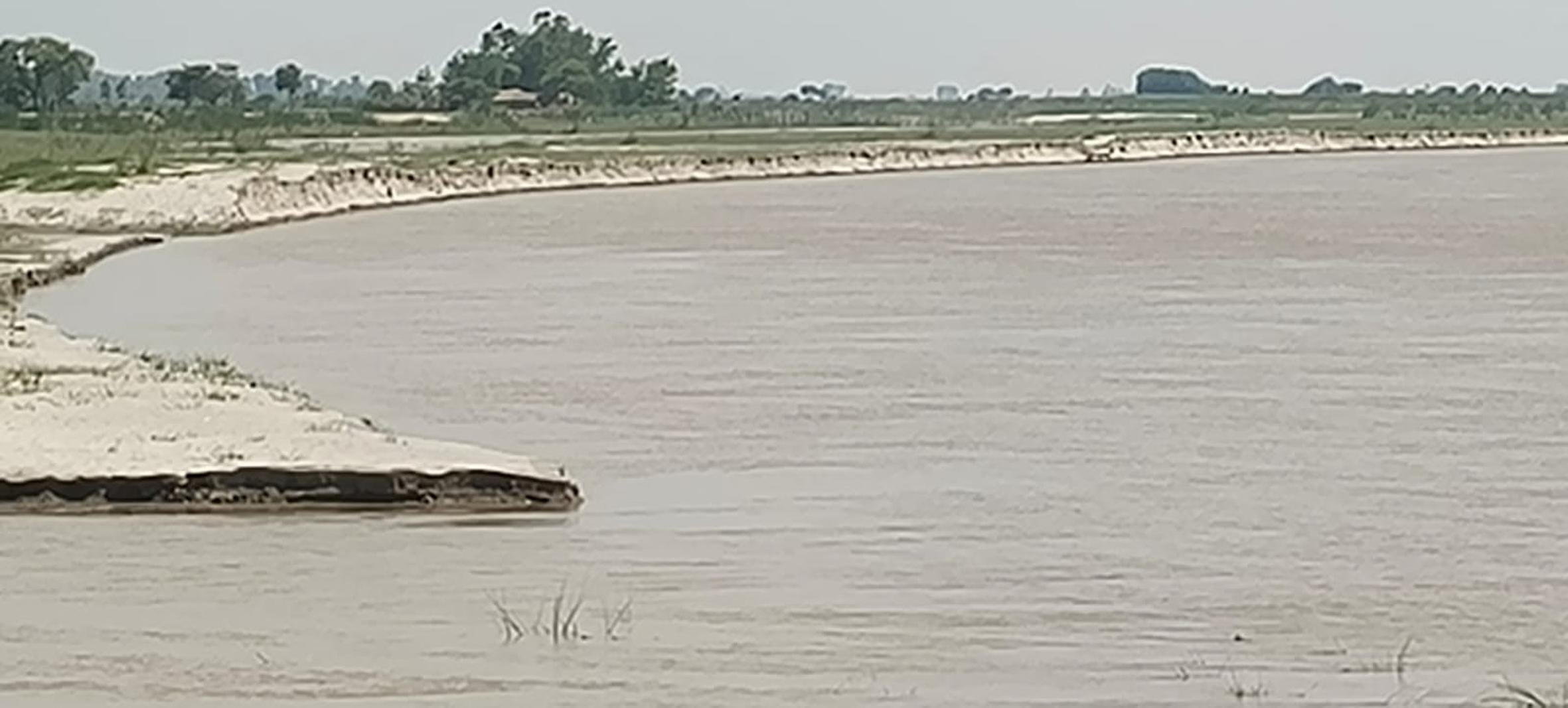 महसी में गोलागंज कोठार के निकट कटान कर रही सरयू नदी।    -संवाद