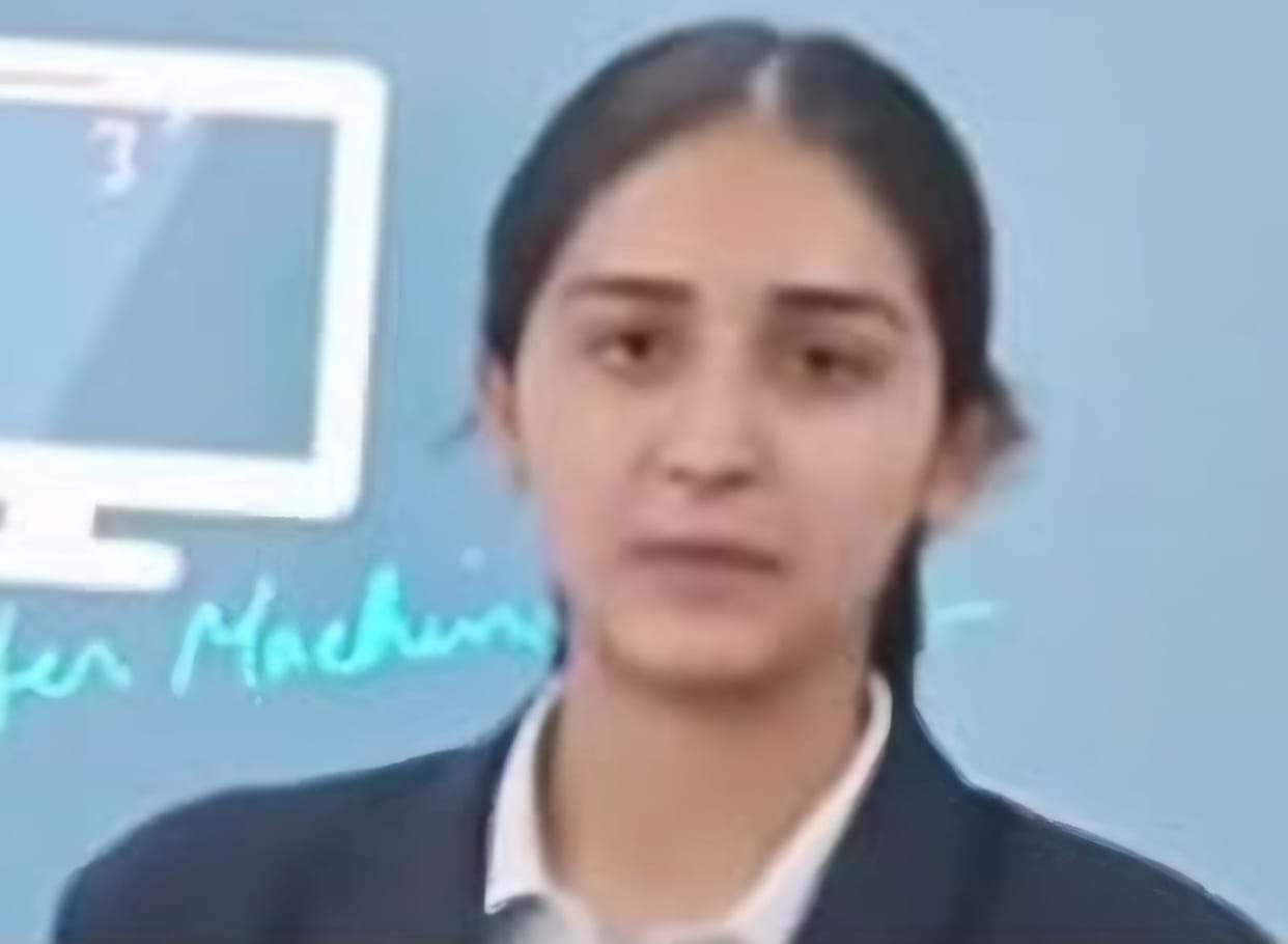Chief Minister Sukhu impressed by the English skills of Shreyasi Bhota, a student from Chopal