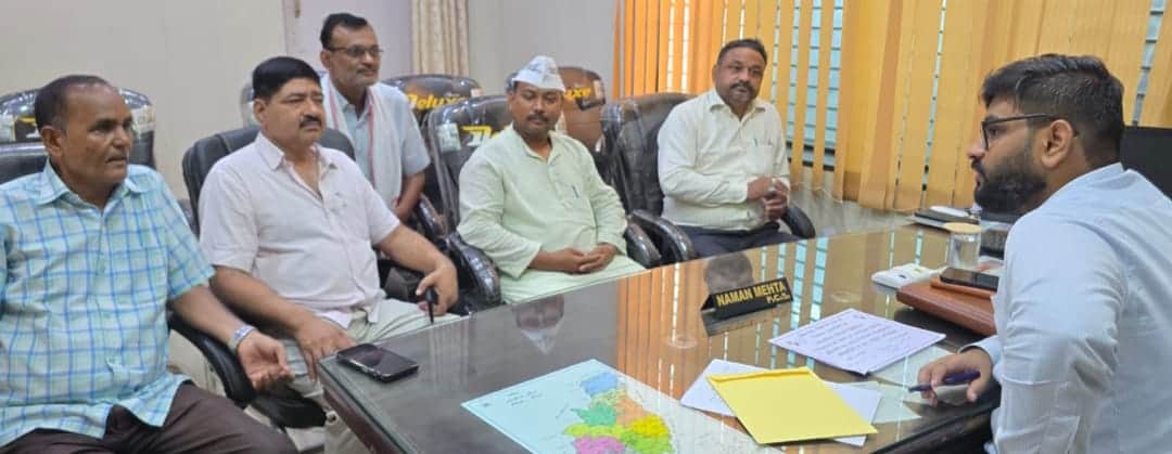 मतदेय स्थलों के पुनरीक्षण संबंधी बैठक में एसडीएम और राजनीतिक दलों के प्रतिनिधि। स्रोत: राजनैतिक