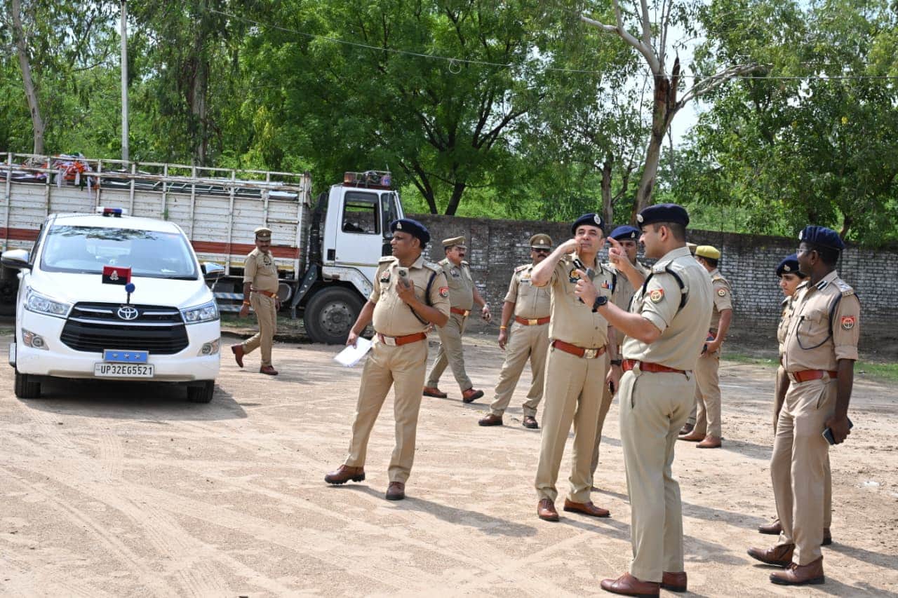 निरीक्षण करते एडीजी प्रयागराज ज्योति नारायण। स्रोत: पुलिस मीडिया सेल
