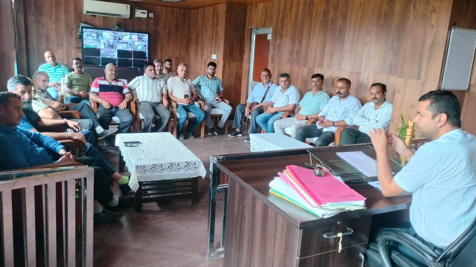 नादौन में बैठक की अध्यक्षता करते हुए एसडीएम निशांत शर्मा। स्रोत : जागरूक पाठक