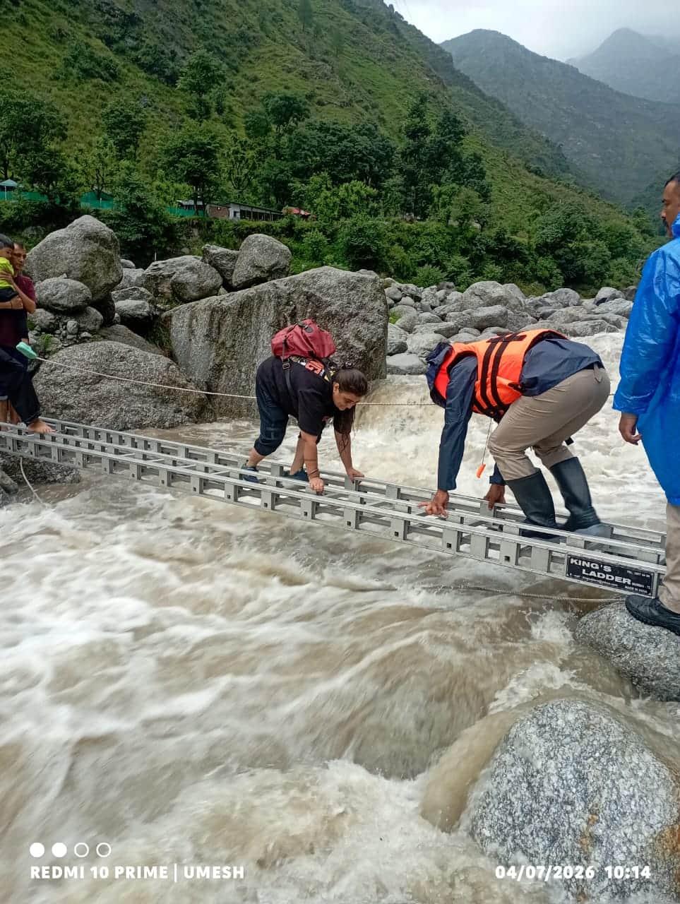 न्यूगल खड्ड में फंसे सैलानियों को रेस्क्यू करते दमकल विभाग के कर्मचारी। स्रोत : जागरूक पाठक