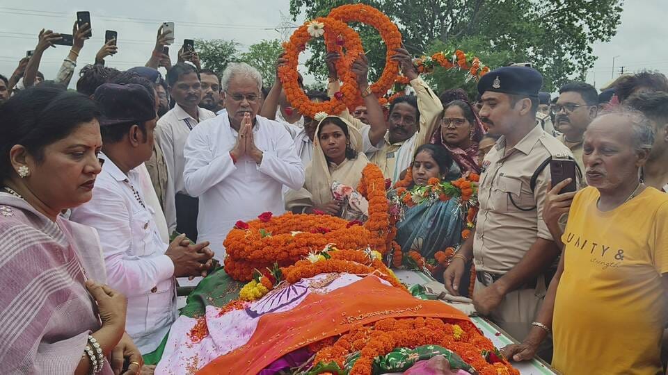 नम आंखों से दी गई श्रद्धांजलि