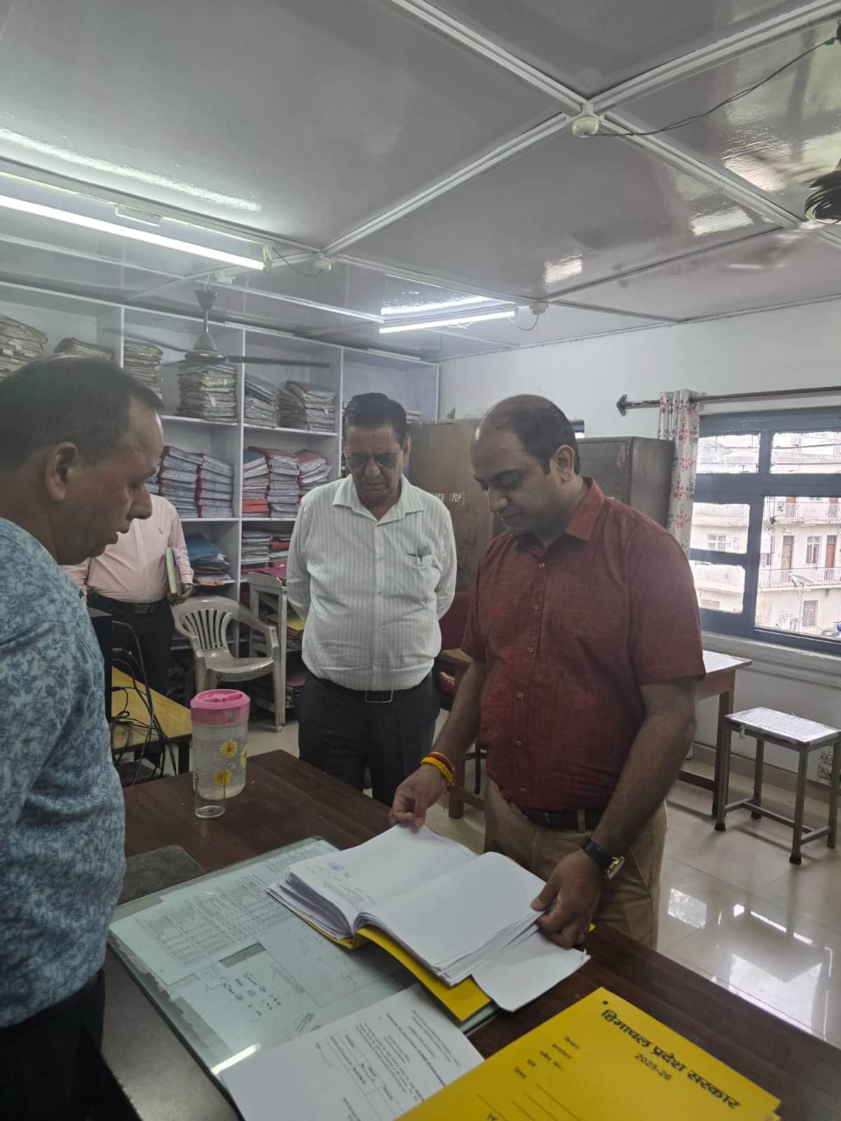 पालमपुर में जल शक्ति विभाग कार्यालय मे निरीक्षण करते हुए डॉ.अभिषेक जैनस्त्रोत जागरूक पाठक