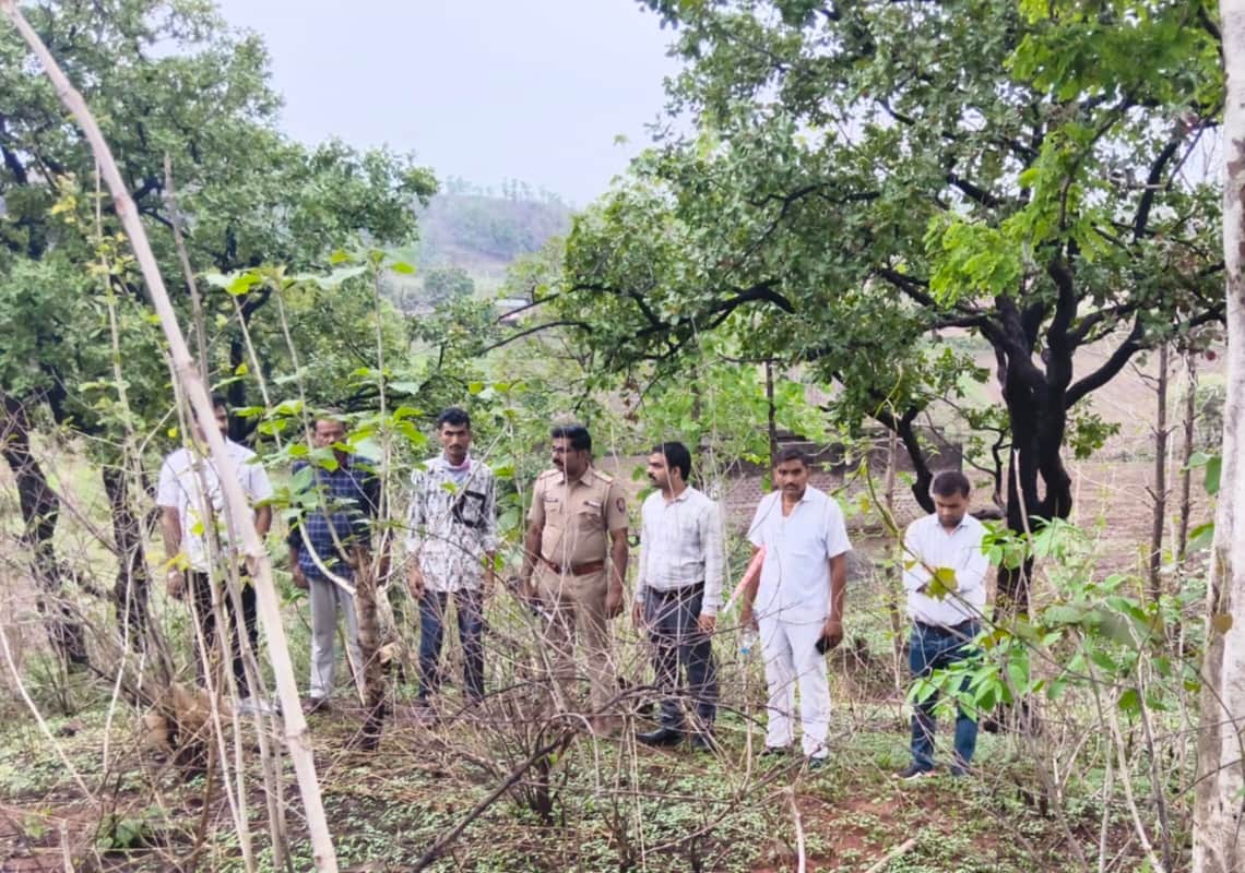 पुलिस अधिकारी जंगल में जाँच करते हुव