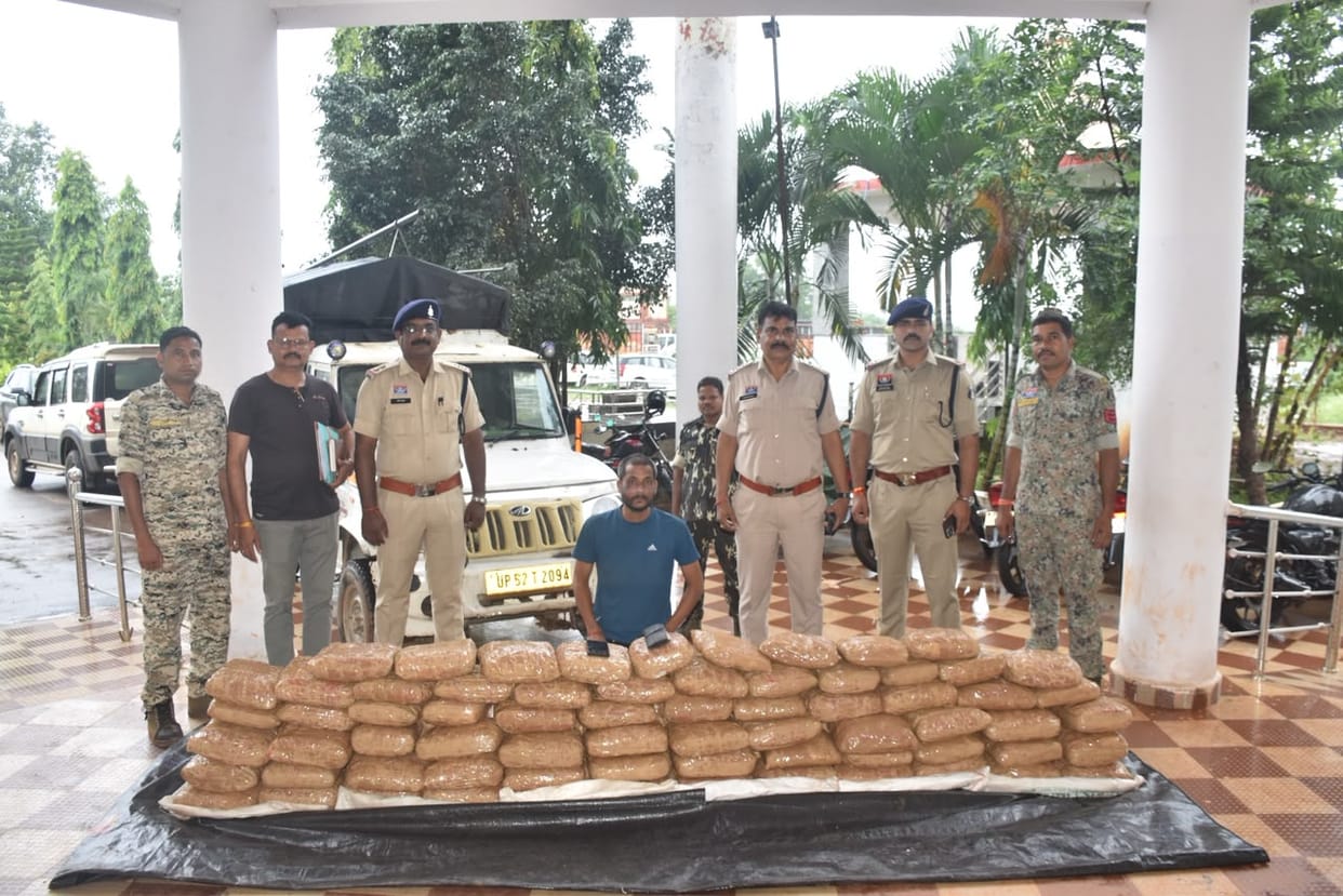 Bastar Police arrested smuggler with cannabis worth rs 1.07 crore