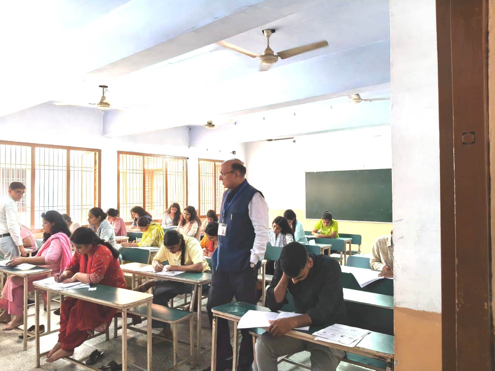 परीक्षा केंद्र का निरीक्षण करते बोर्ड अध्यक्ष शंकर लाल धूपड़।