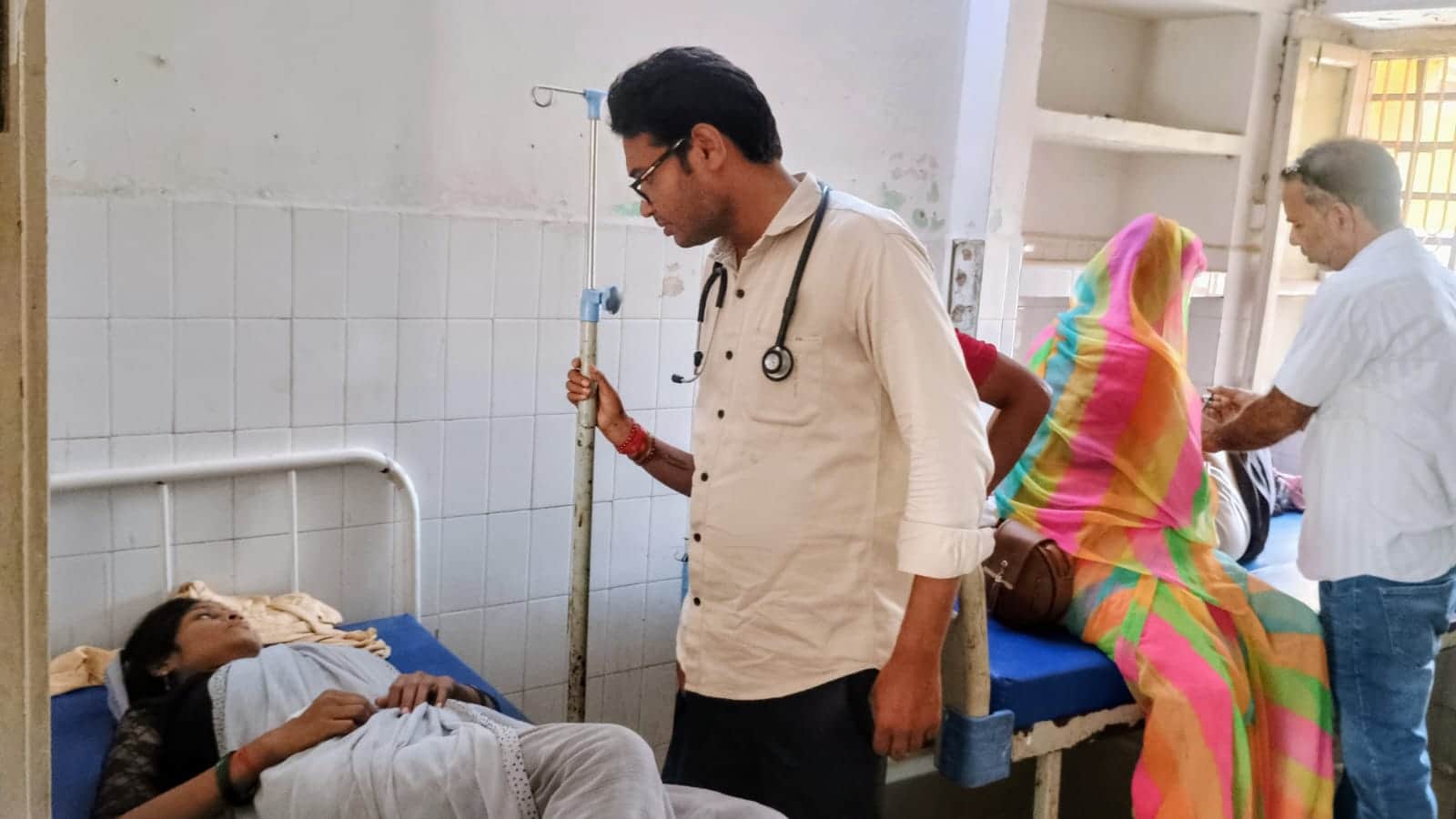 रोगी महिला का स्वास्थ्य परीक्षण करते डॉ. रामचंद्र। संवाद