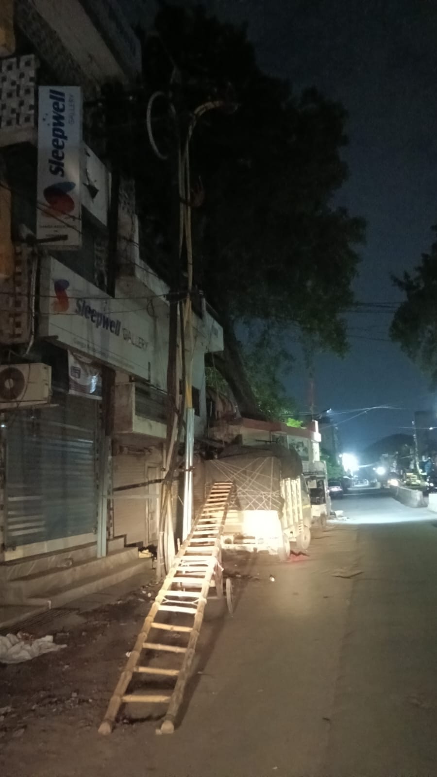 Power outage in half of Raniganj from midnight to morning; uproar ensues.