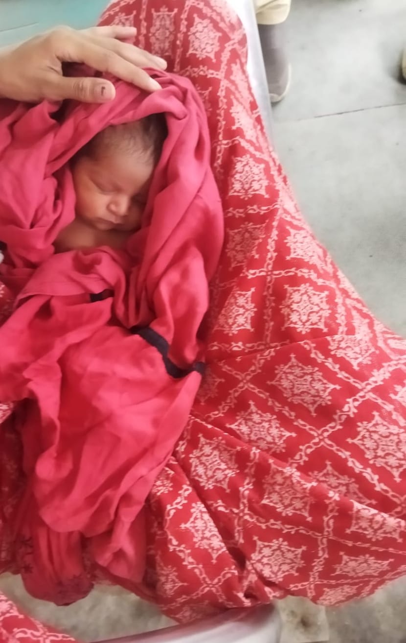 रतलाम-भिंड इंटरसिटी एक्सप्रेस में इस तरह कपड़ों में लिपटी मिली नवजात बालिका।