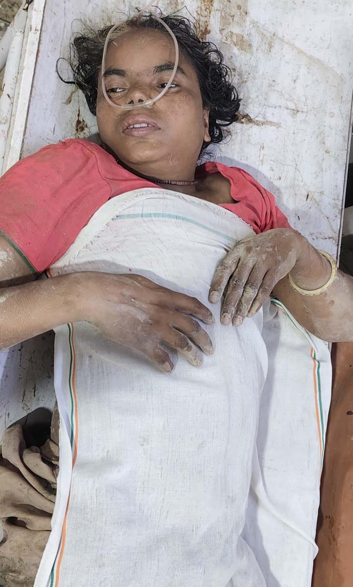 When her husband stopped her from visiting her maternal home, the wife stood her daughter on the bridge and jumped into the Sharda Canal.