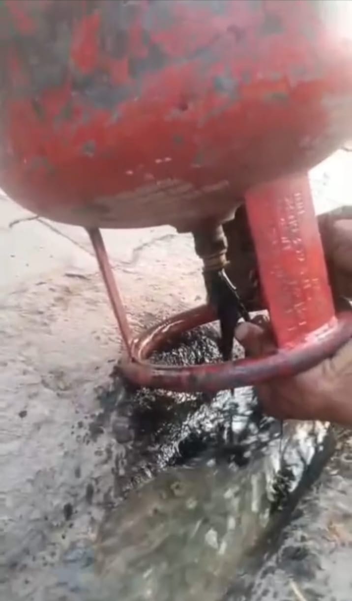 A water-like liquid leaked from the gas cylinder brought for the wedding; the stove ran for half an hour before shutting off.
