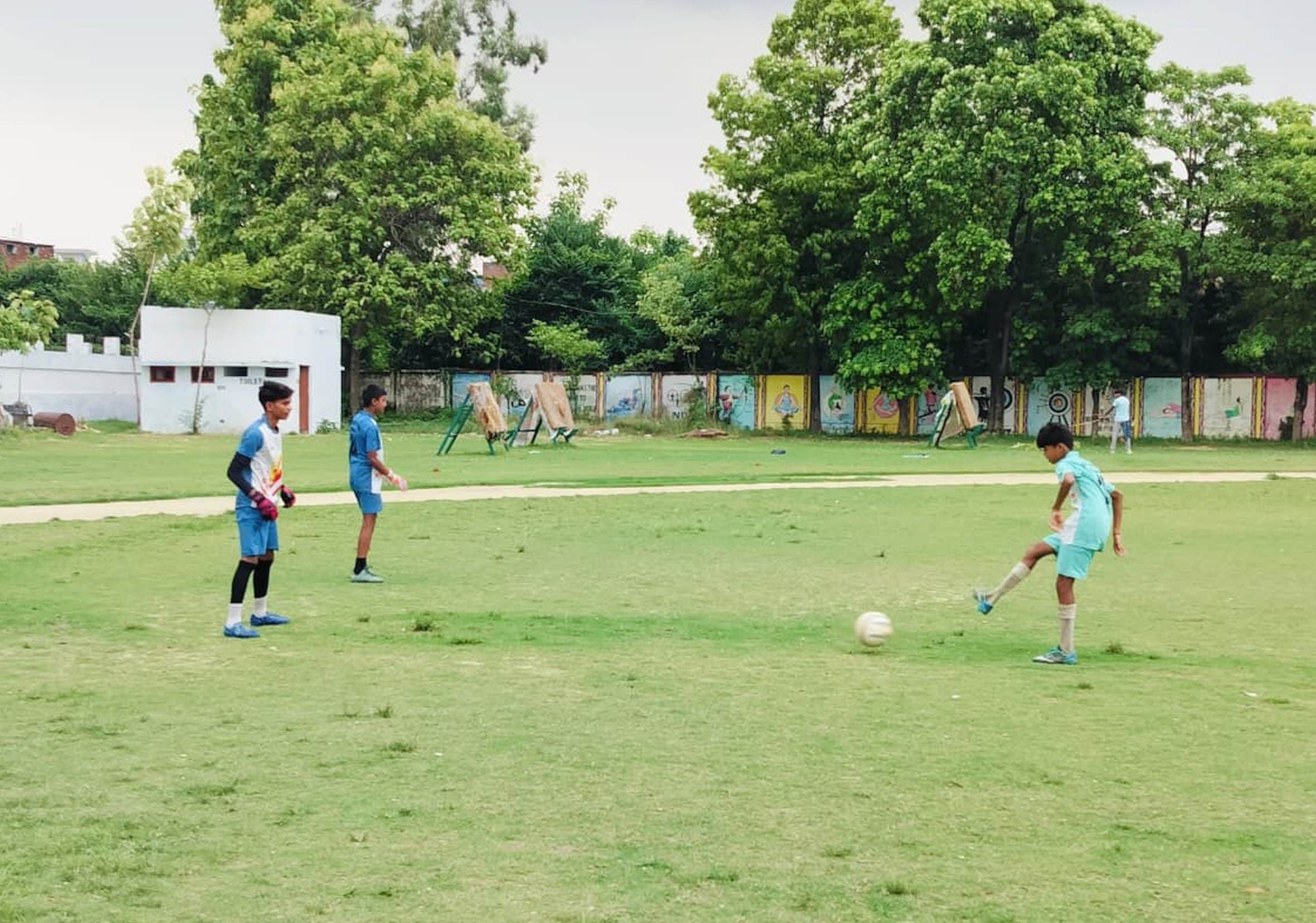 स्टेडियम में फुटबॉल का अभ्यास मैच खेलते खिलाड़ी।  -संवाद
