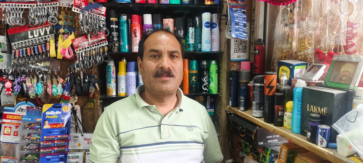 Haphazardly parked vehicles along the roadside in Mahre have increased difficulties for pedestrians, raising questions about the management of the situation.