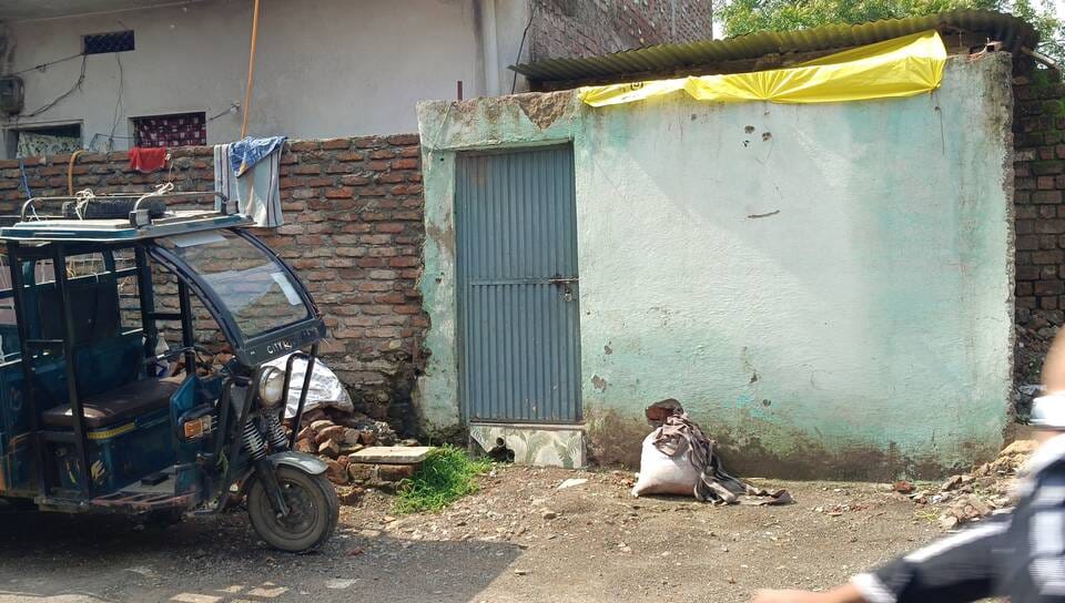 आऱोपी के घर पर लटका ताला