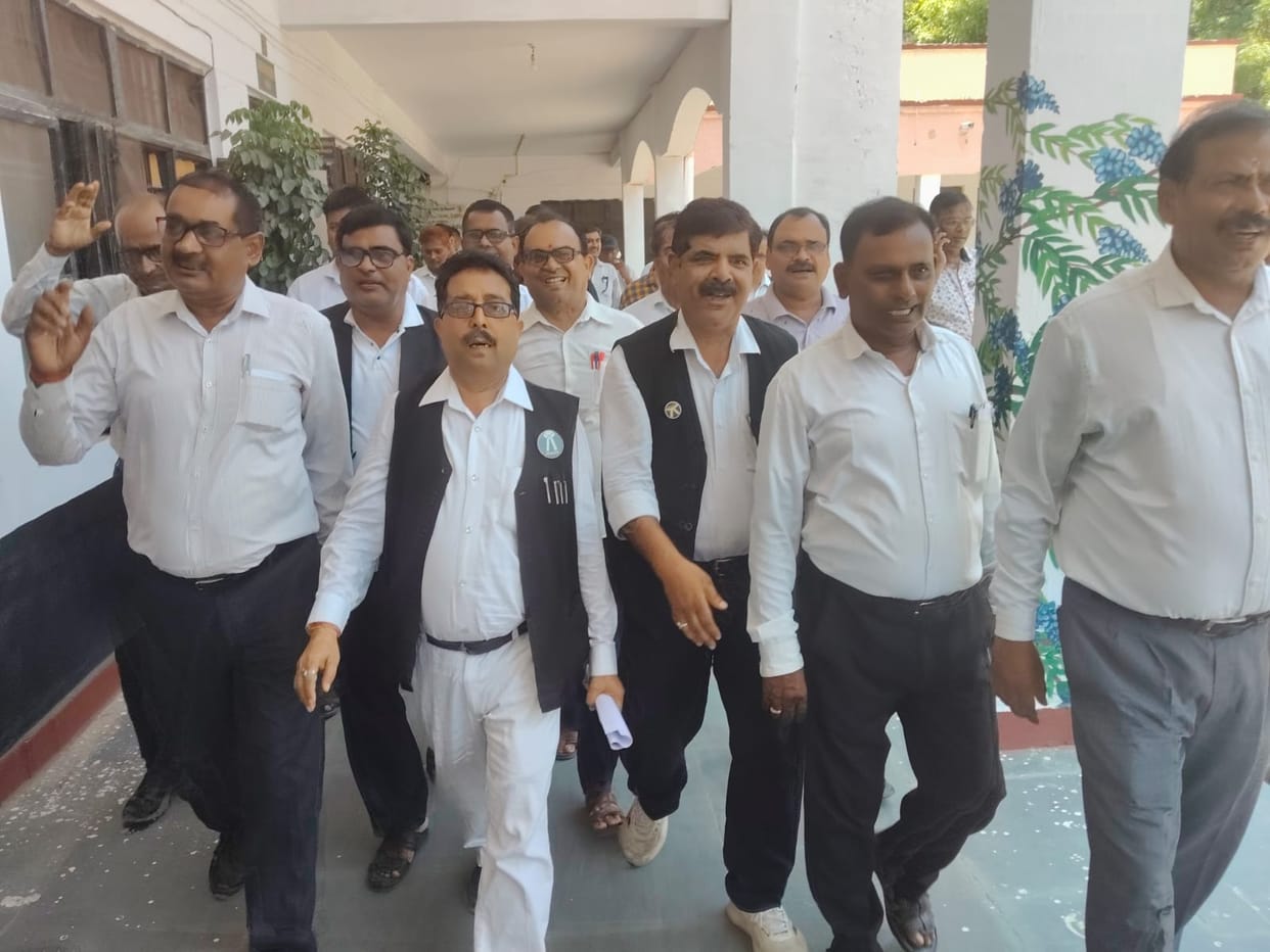 Lawyers against SDM Sadar open front