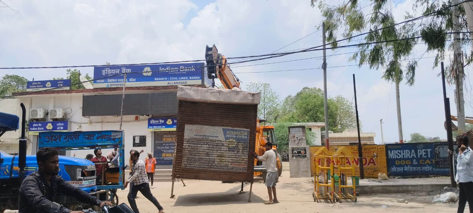 सिविल लाइंस में अवैध अतिक्रमण हटाती टीम। संवाद