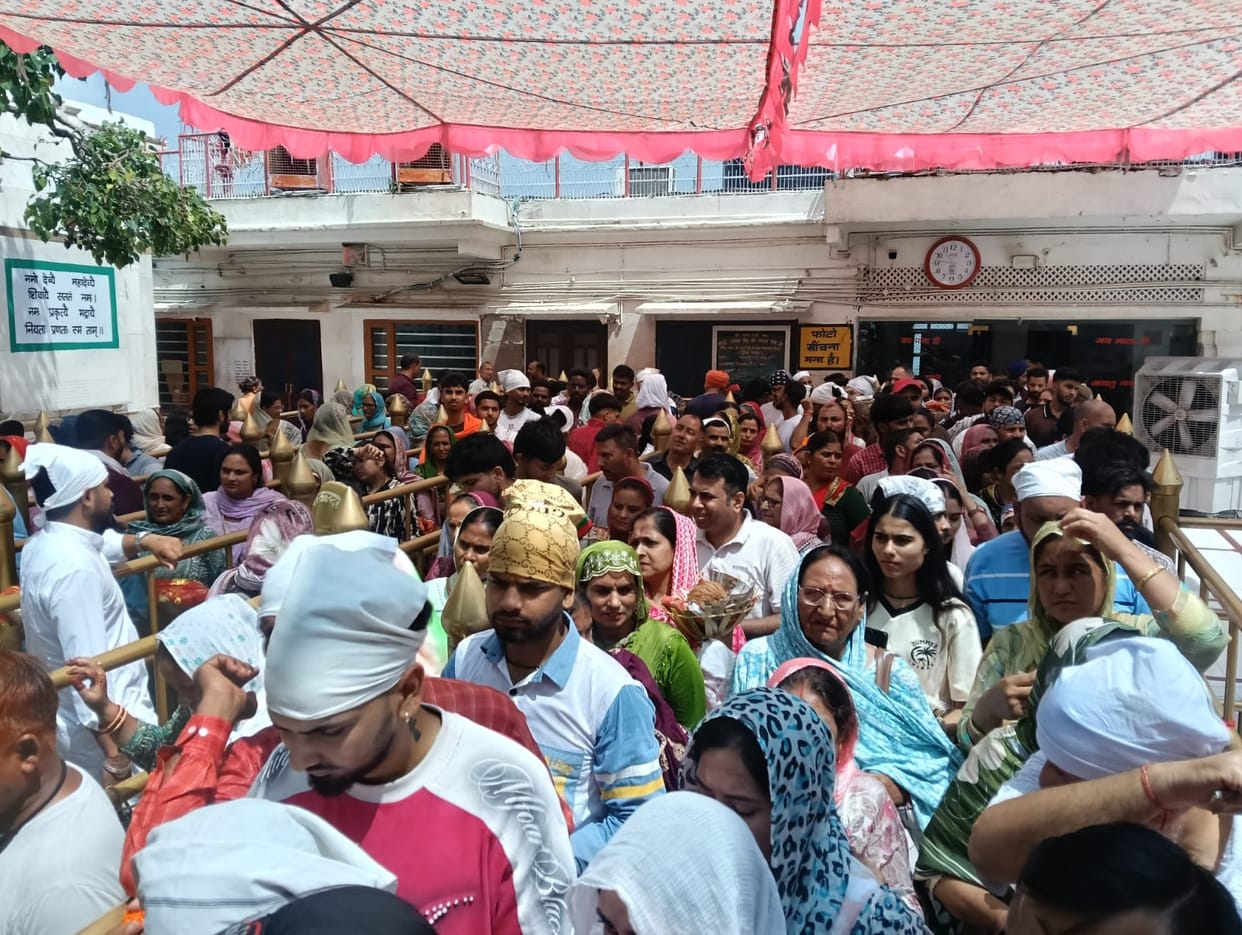 thousand devotees visit Shri Nayana Devi Ji