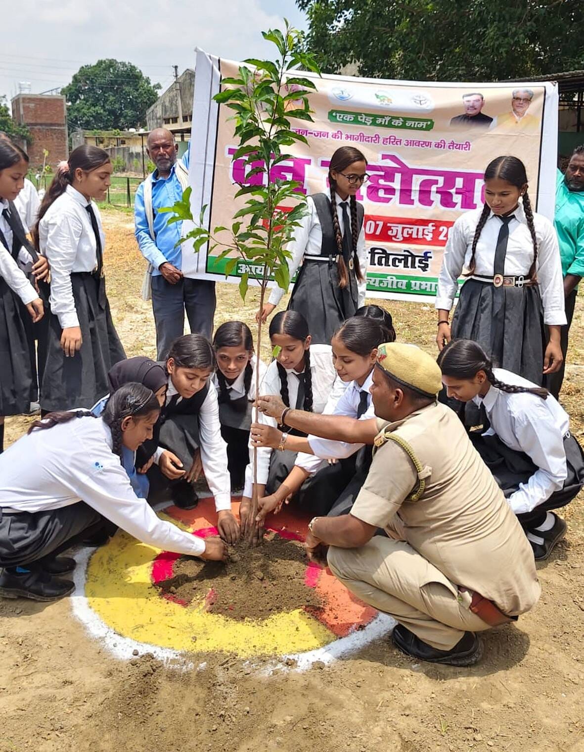  तिलोई के एक निजी विद्यालय में पौधरोपण करती छात्राएं। स्रोत: स्थानीय नागरिक
