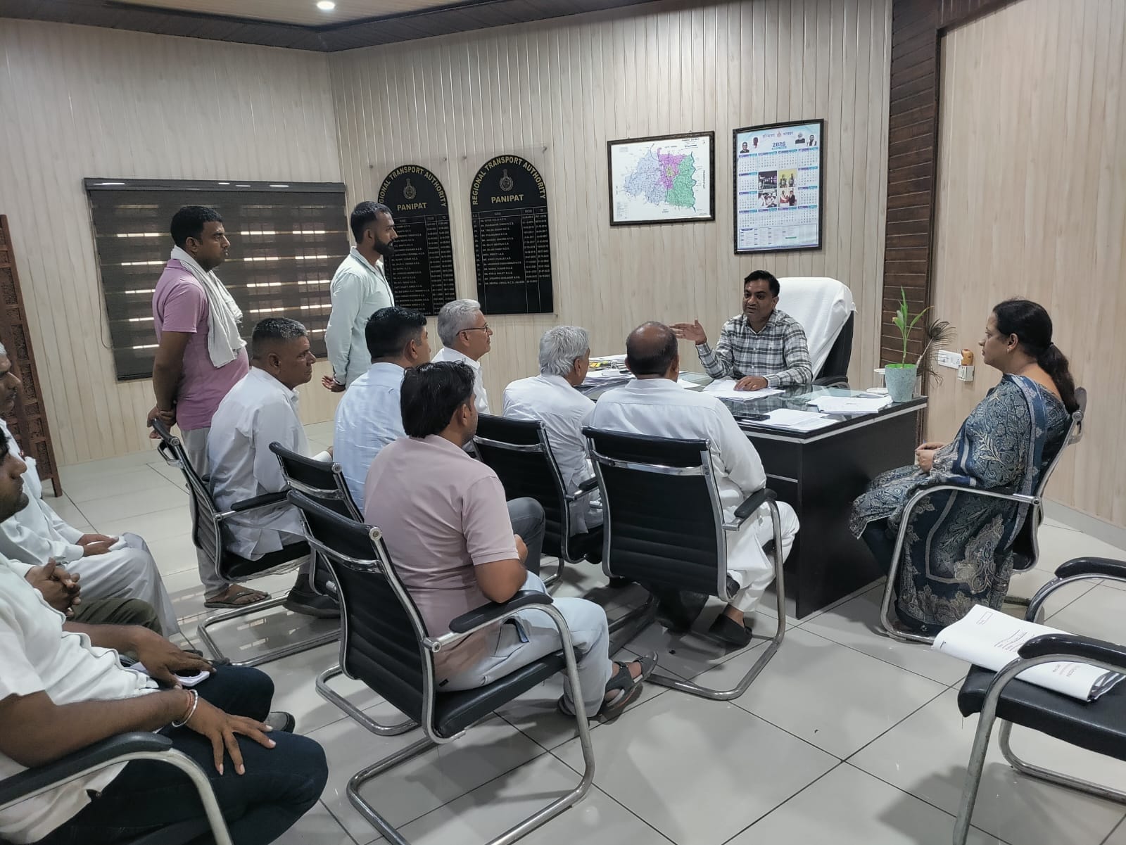 ट्रांसपोर्टरों के साथ बैठक करते आरटीए डॉ. नीरज जिंदल। स्रोत : सूचना विभाग