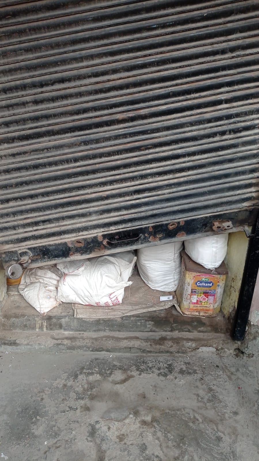 Pan masala worth four lakh rupees stolen from wholesaler's shop