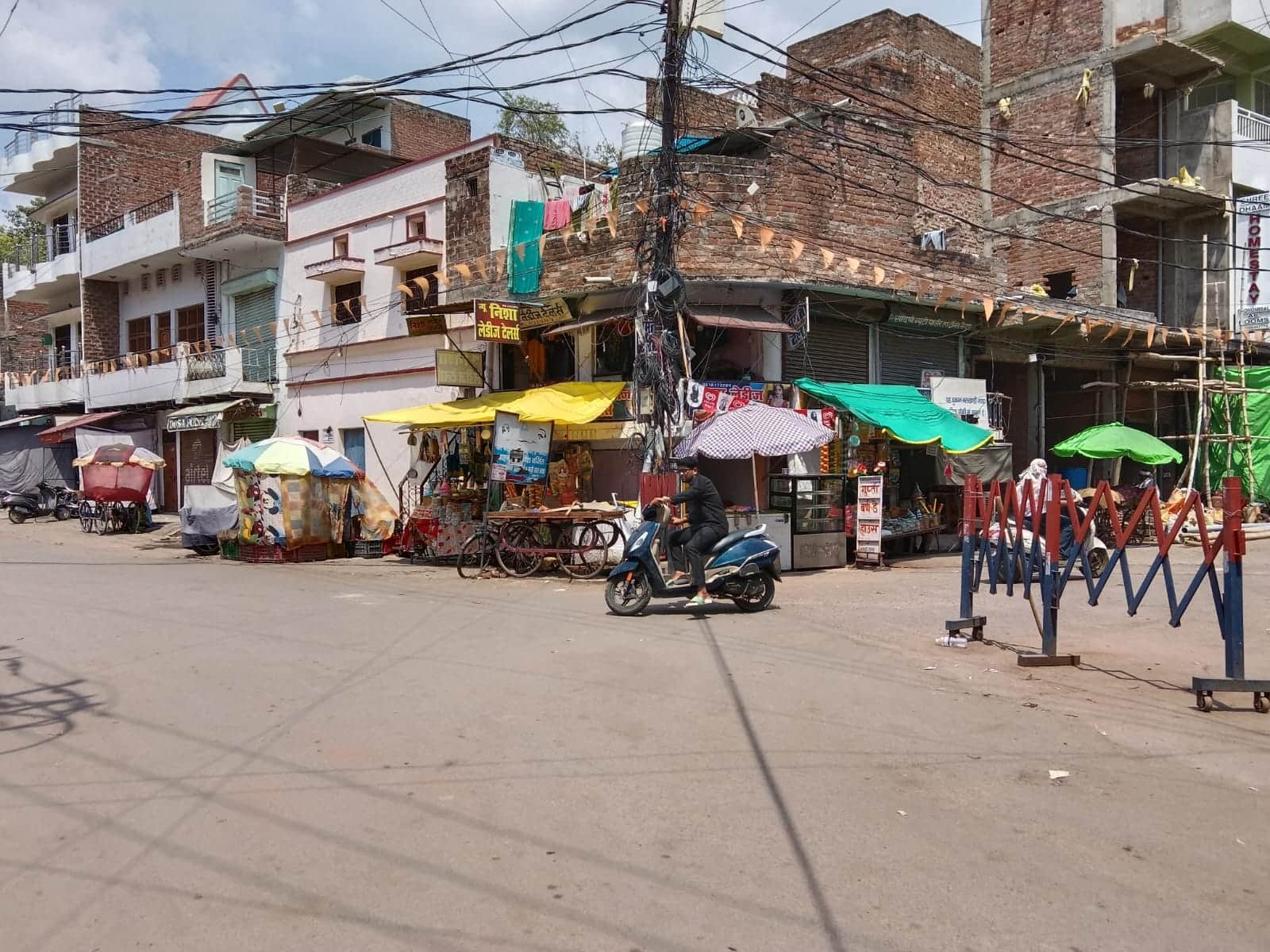 दोपहर दो बजे शहर के बलखंडी नाका चौराहे पर पसरा सन्नाटा। संवाद
