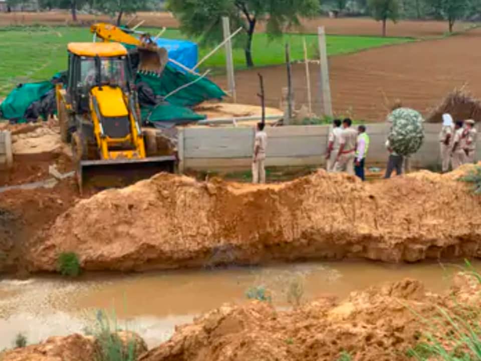 दौसा हाइवे पर अतिक्रमण हटाने की कारवाई