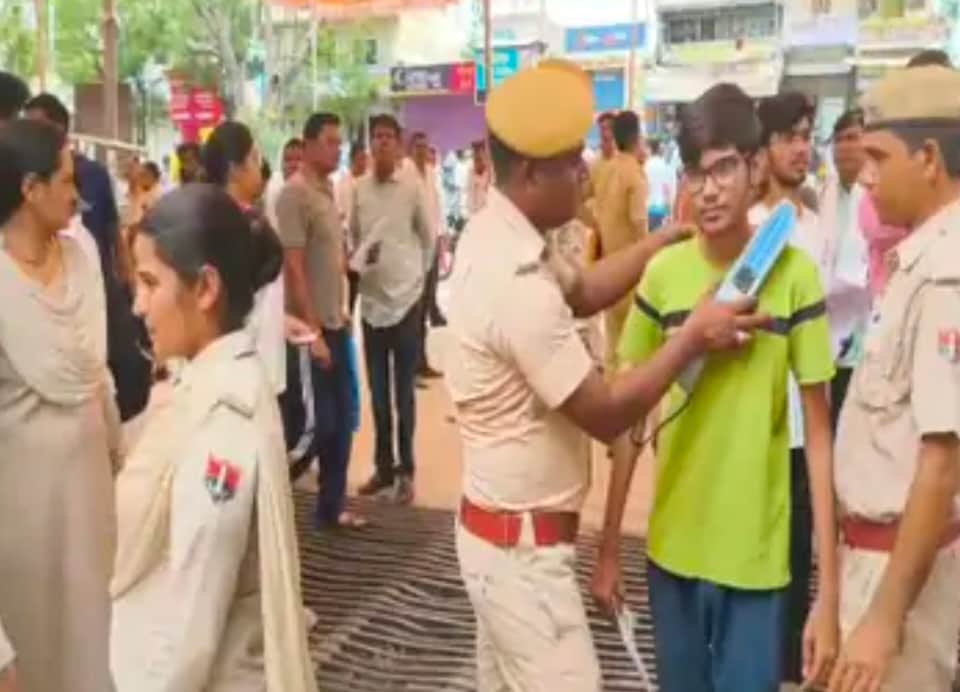 जांच करते पुलिसकर्मी