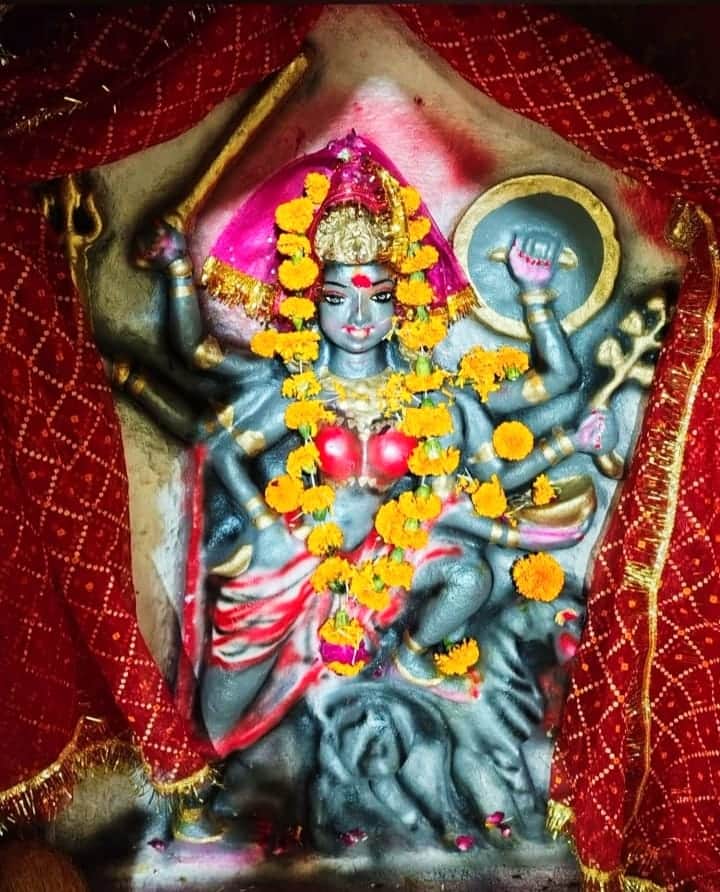 देवी मंदिर में लगने वाली नई प्रतिमा। संवाद