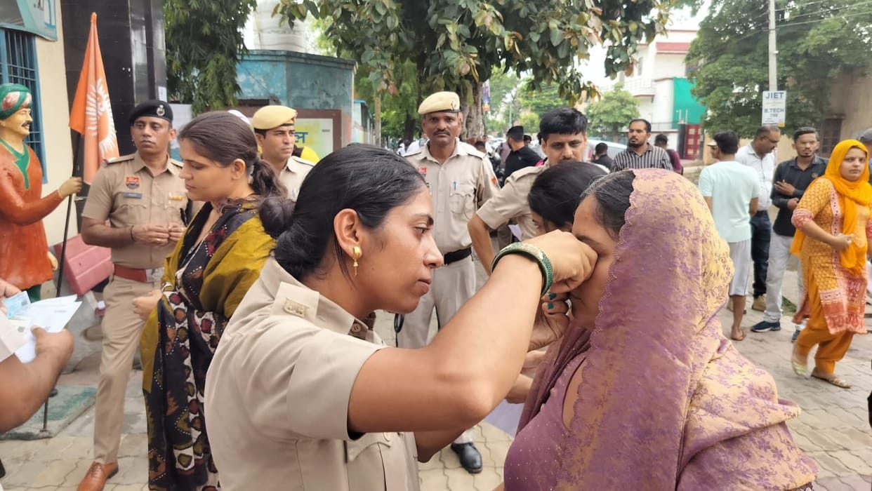 Jewellery increased the difficulty: Nose rings and Kokas were not found, female candidates had to get them cut by goldsmiths.
