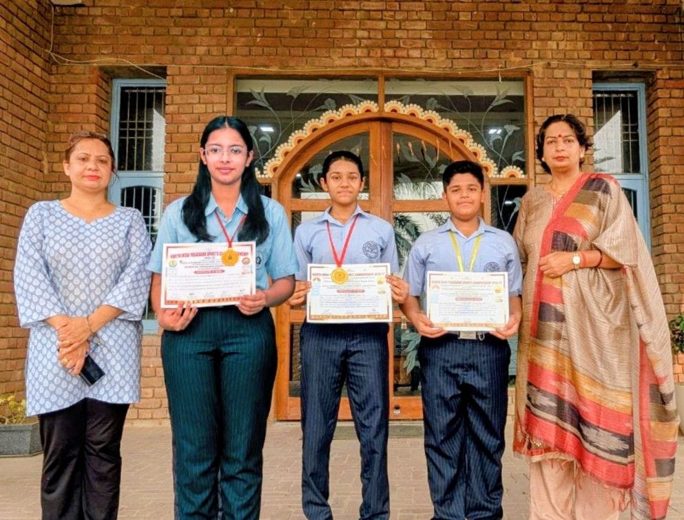 Players of Aadhar Shila School won medals in Yogasana Sports Championship
