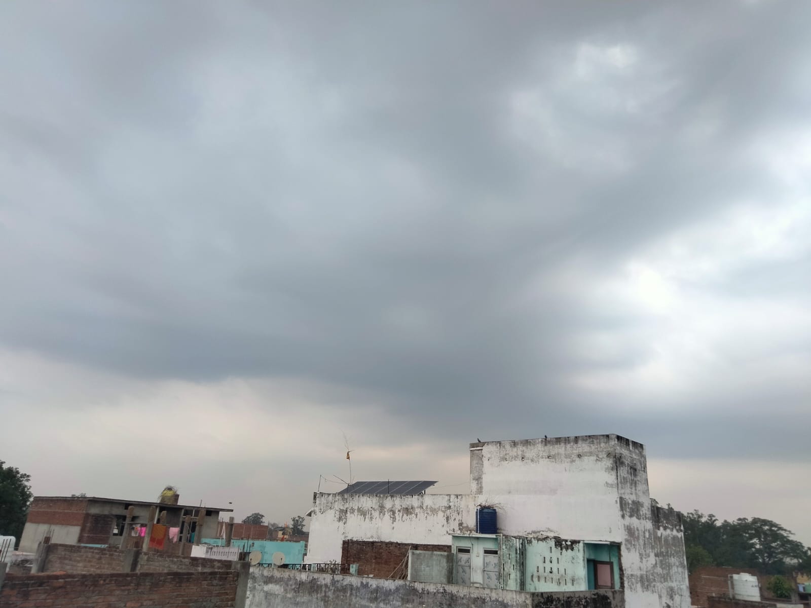 आसमान में छाए काले बादल।