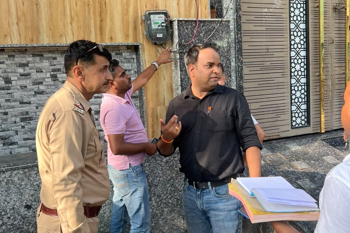 आवास विकास कालोनी में बिजली के मीटरों की चेकिंग करते अधिकारी। संवाद