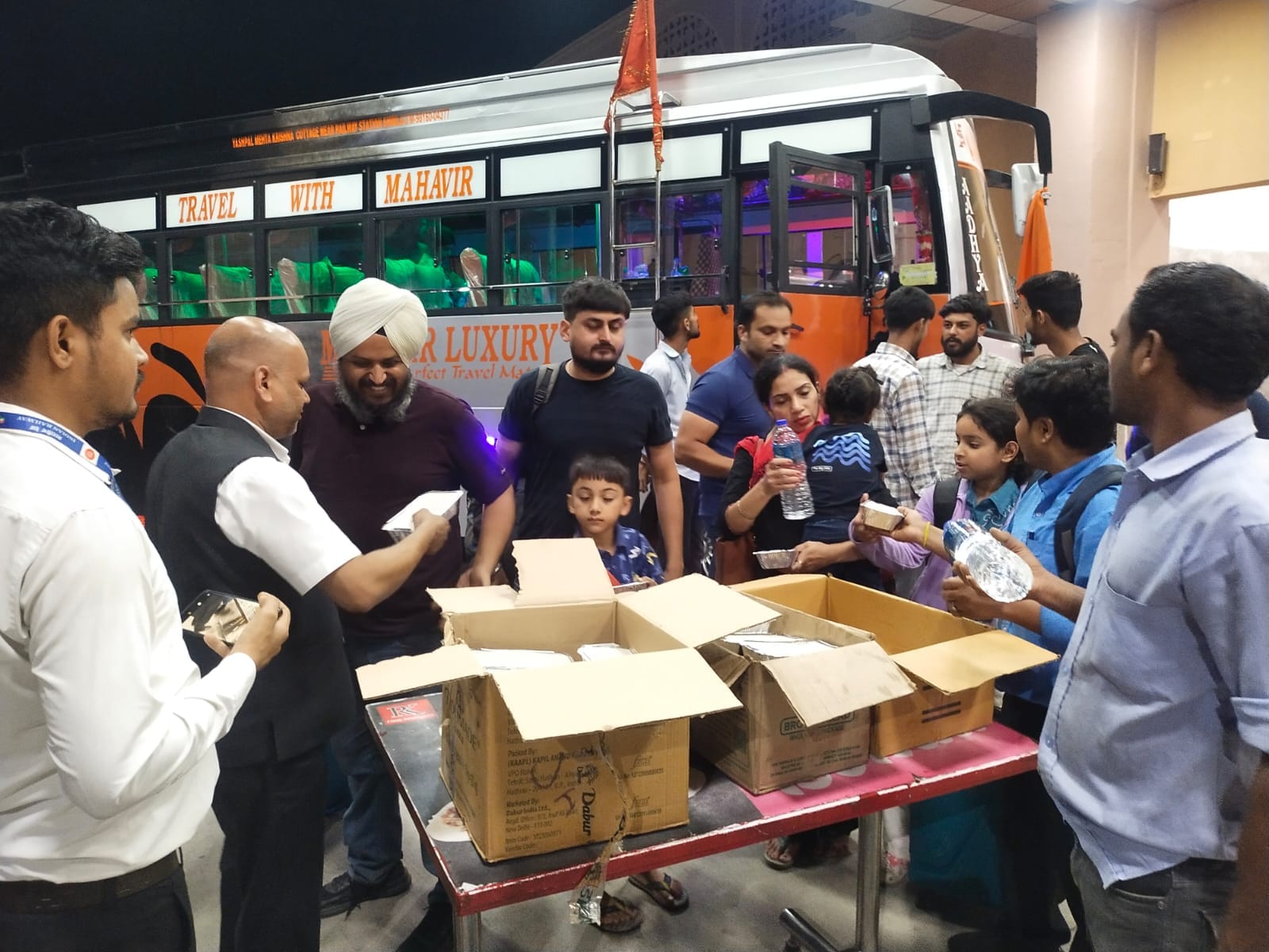 अंबाला मंडल के अधीन कालका रेलवे स्टेशन पर यात्रियों को खाने-पीने का सामान देते रेल कर्मचारी। रे
