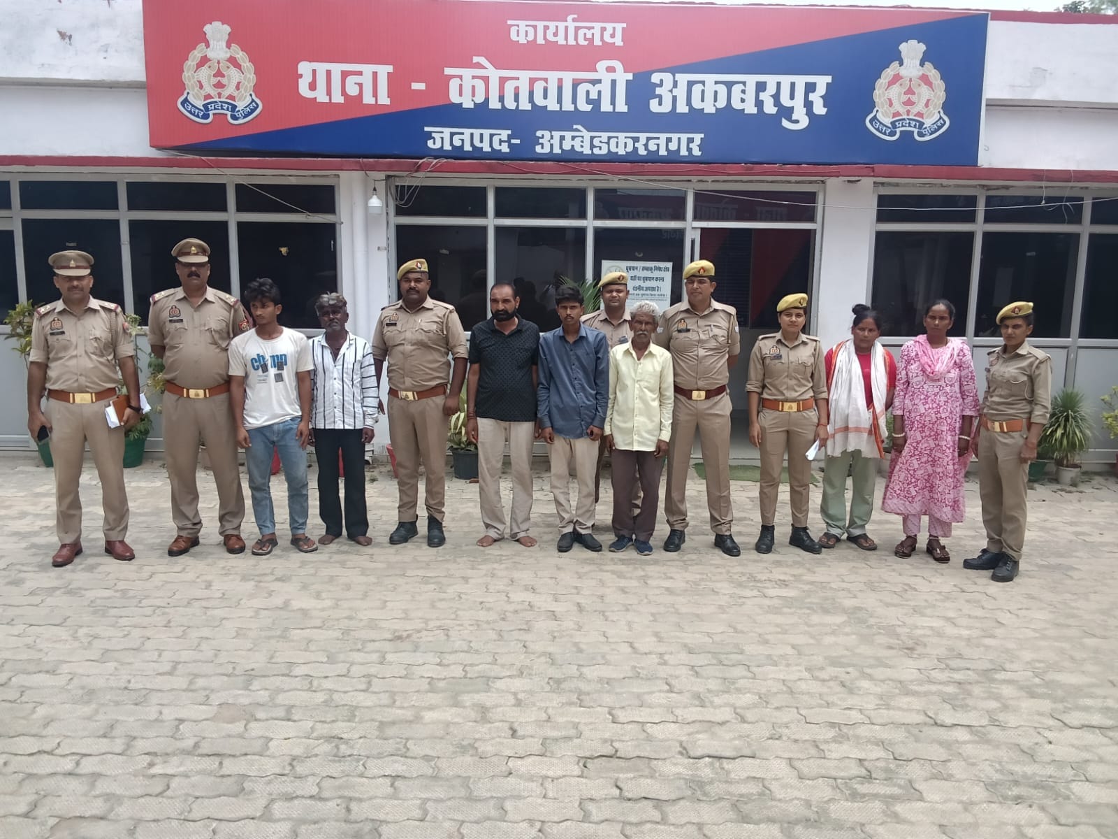 अकबरपुर पुलिस की गिरफ्त में मानव तस्करी करने वाले गिरोह के सदस्य। स्रोत पुलिस मीडिया सेल