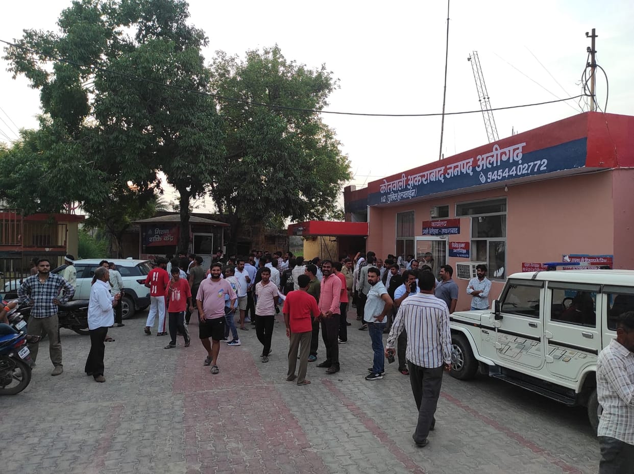 Commotion at the police station during an attempt to stop the Block Pramukh's car