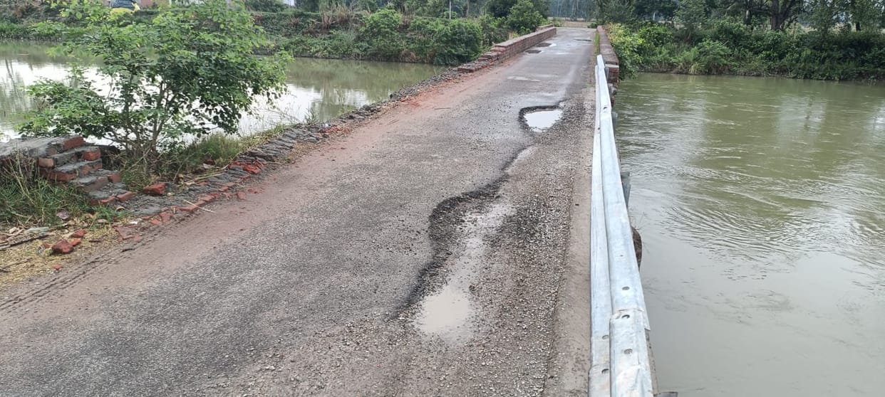 Broken railing of the canal bridge not repaired even after a year and a half.