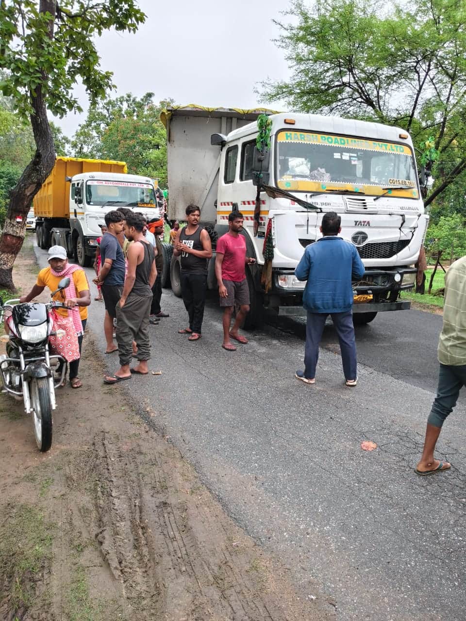 बीच सड़क पर ट्रेलर ब्रेक डाउन लगा जाम।।