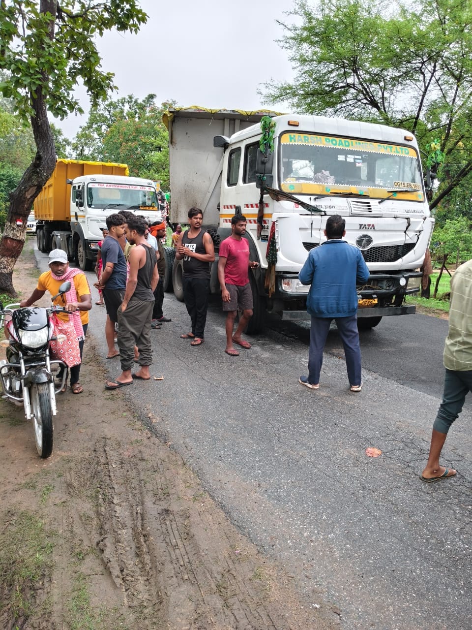 बीच सड़क पर ट्रेलर ब्रेक डाउन लगा जाम।।