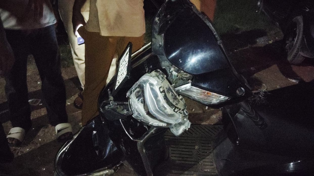 Youths on two motorcycles vandalized vehicles.