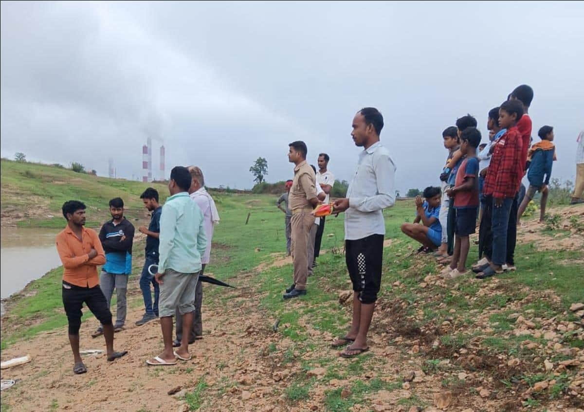 बीजपुर के सिरसोती गांव में एक युवक की रिहंद जलाशय में डूबने से मौत पर लगी भीड़। स्रोत जागरूक पा