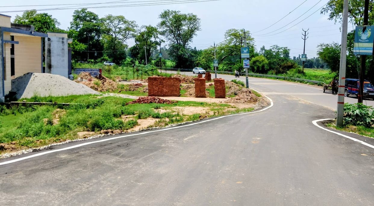 The District Magistrate inspected the Kanwar route along the canal bank.