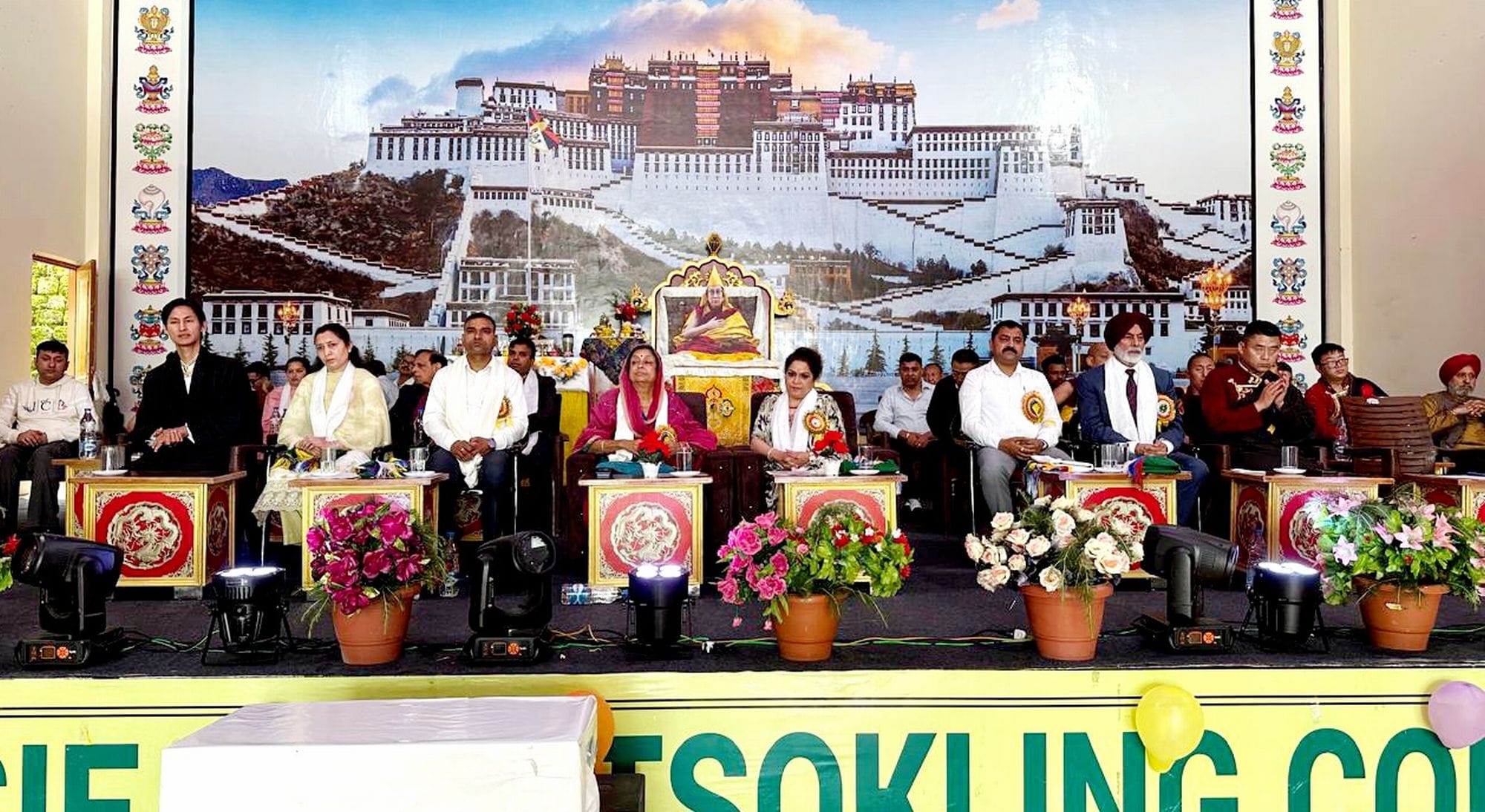 चंबा के डलहौजी में दलाई लामा के जन्मोत्सव को लेकर कार्यक्रम के दौरान मौजूद मुख्यतिथि ओर अन्य।स