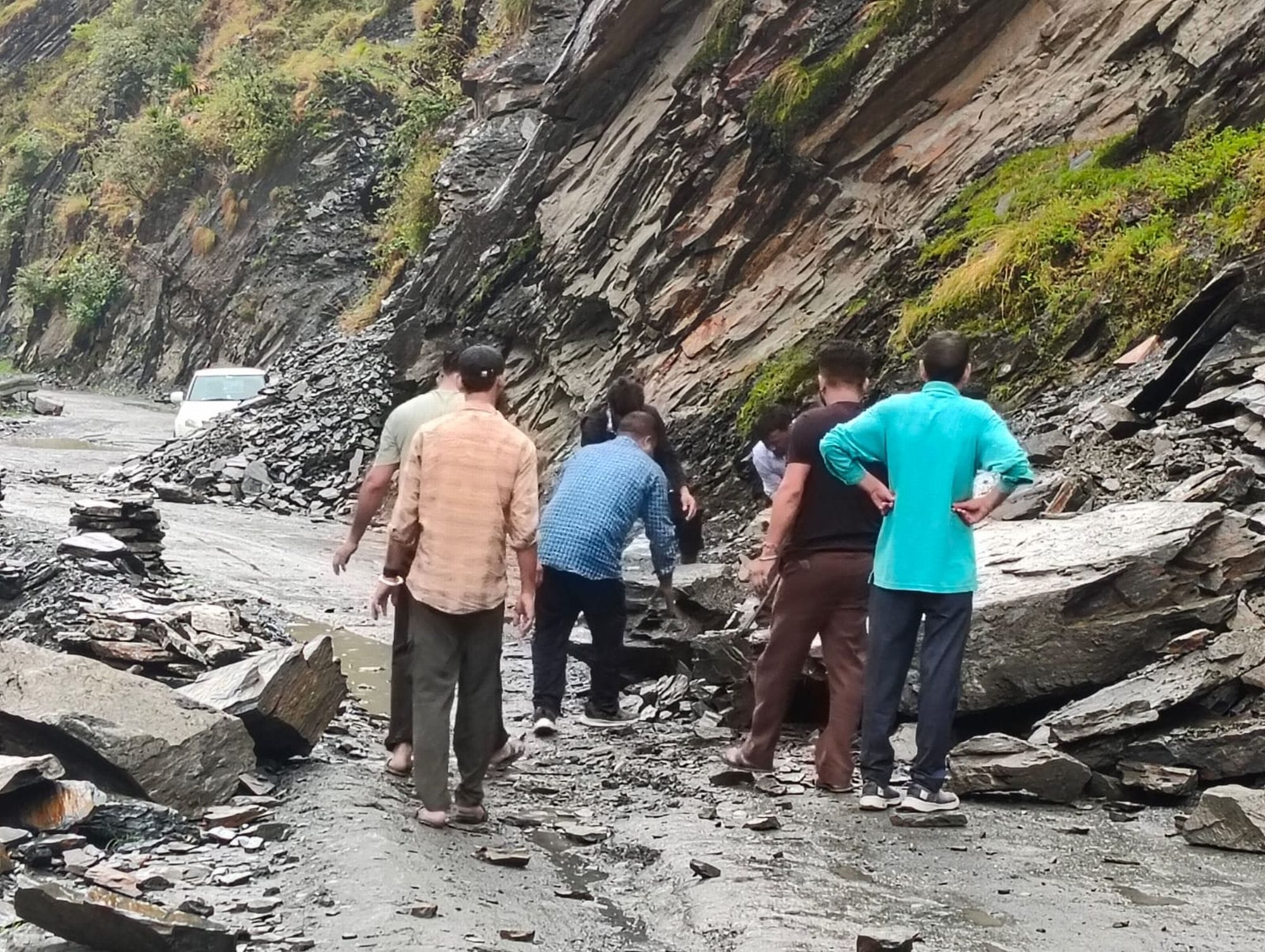 चंबा में ढकोग बती की हटी के पास बंद पड़ा एनएच।संवाद