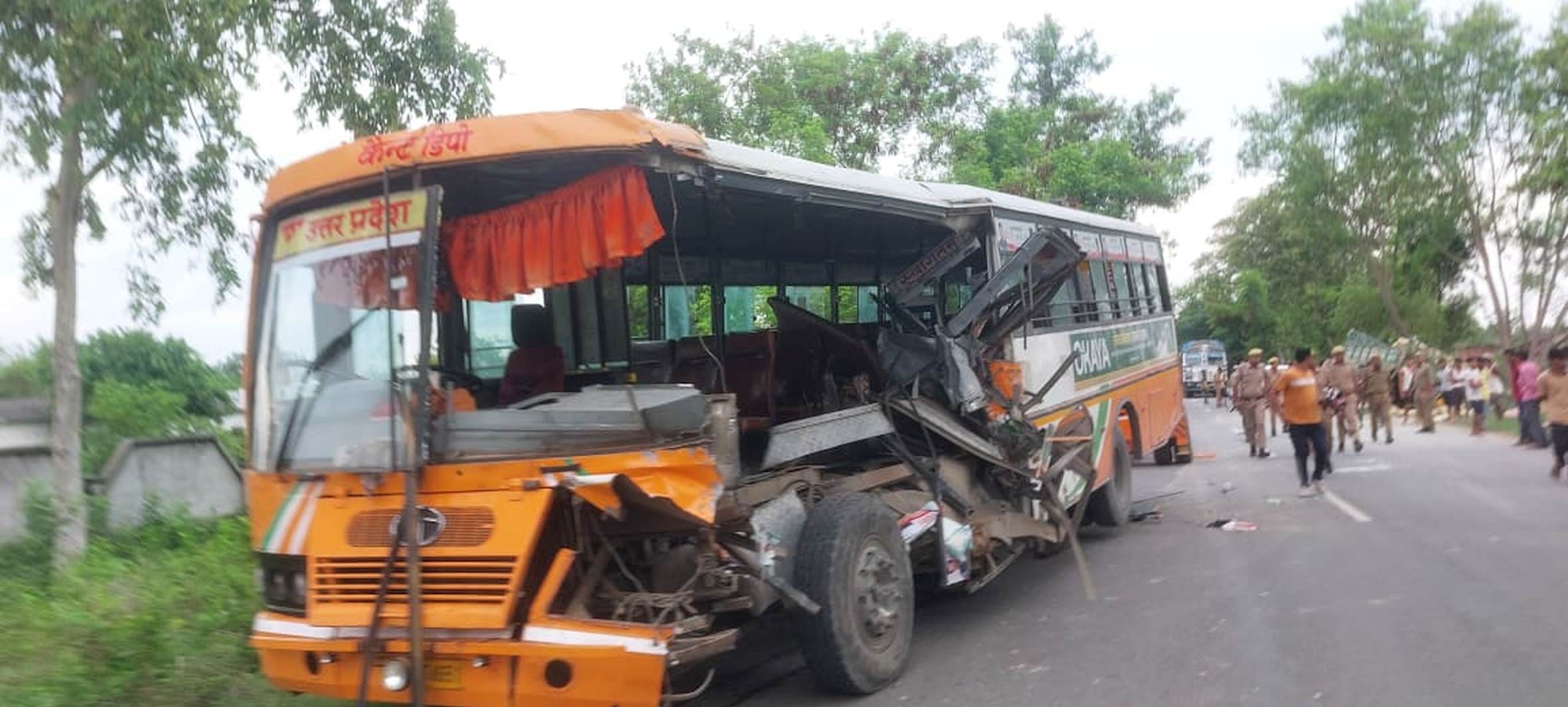 चिलवरिया चीनी मिल के पास सड़क हादसे में क्षतिग्रसत रोडवेज बस।